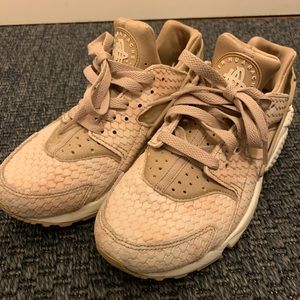 Women’s Nike Air Huarache Shoes / Sneakers - Beige / Tan
